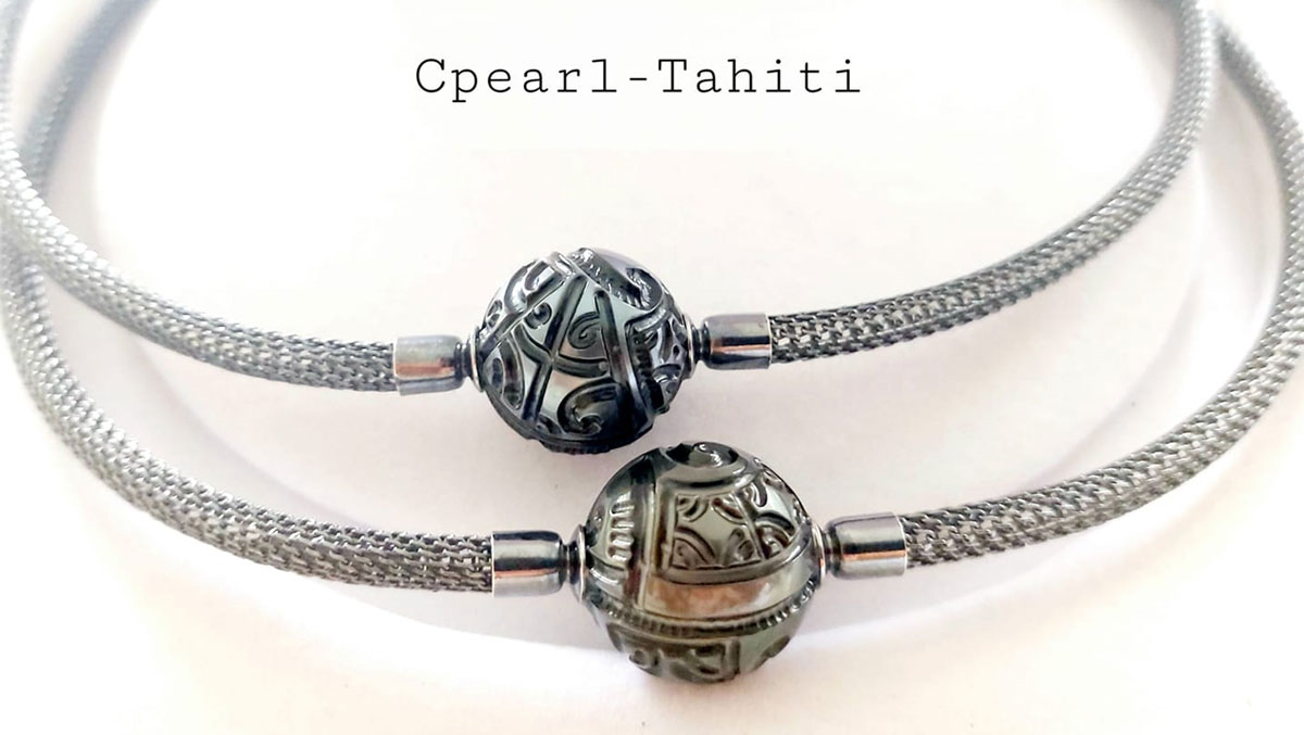 Deux Bracelets avec Perle noire de Tahiti gravée.