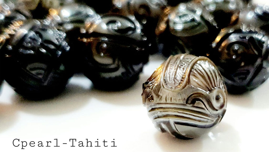 Perles noires de Tahiti gravée.