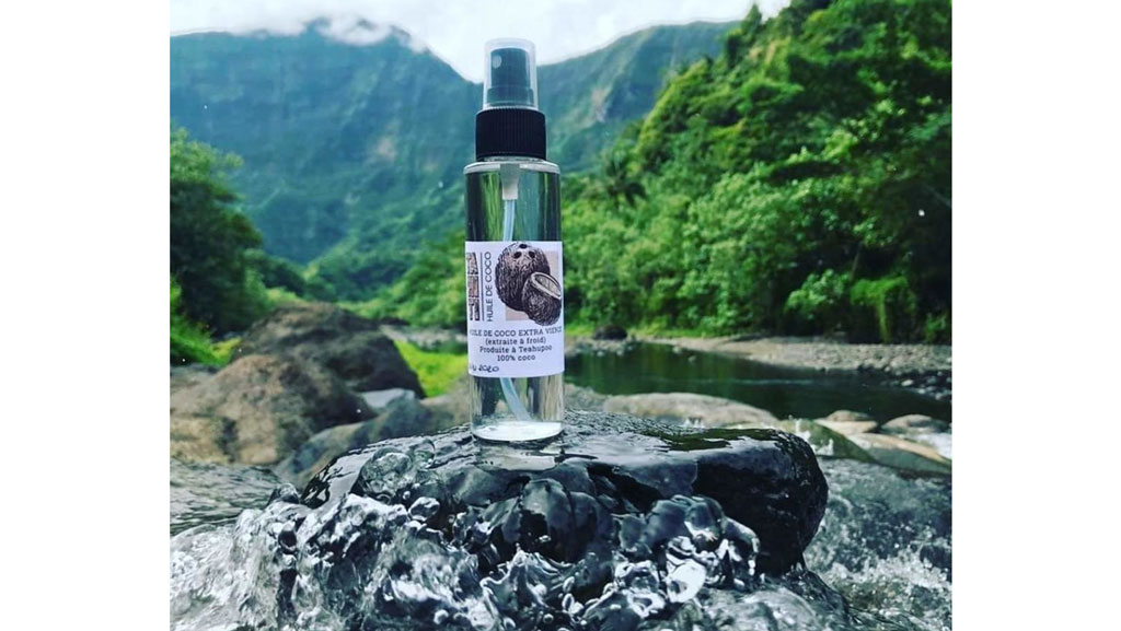 Huile de Coco en spray dans la rivière de Teahupoo
