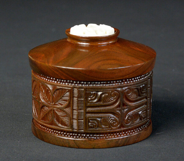 Boîte marquisienne sculptée