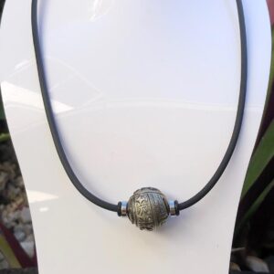 Perle Noire de Tahiti gravé sur collier en cuir