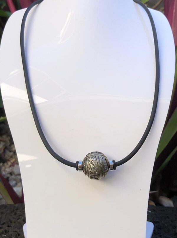 Perle Noire de Tahiti gravé sur collier en cuir