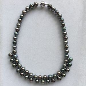 Collier de 57 perles noires de Tahiti de catégorie A